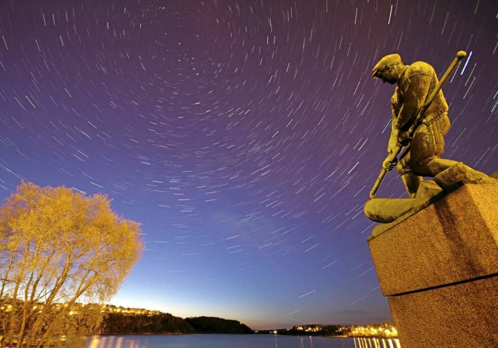 MED HORISONT: Det er mulig å ta stjernespor-bilder hvor horisonten er med, men det krever at du har et vidvinkelobjektiv. Eventuelt kan du ta bildet på høykant for å få med mer av himmelen. MED HORISONT: Det er mulig å ta stjernespor-bilder hvor horisonten er med, men det krever at du har et vidvinkelobjektiv. Eventuelt kan du ta bildet på høykant for å få med mer av himmelen.