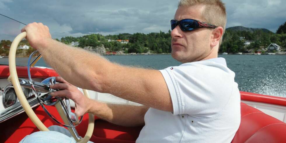 EIER: Tore Eritzland (43) har helt siden guttedagene drømt om å eie en vaskeekte Chris-Craft. Etter tre tusen arbeidstimer med pussemaskin og lakkpensel er drømmen virkeliggjort. FOTO: Arne Otto Iversen EIER: Tore Eritzland (43) har helt siden guttedagene drømt om å eie en vaskeekte Chris-Craft. Etter tre tusen arbeidstimer med pussemaskin og lakkpensel er drømmen virkeliggjort. FOTO: Arne Otto Iversen