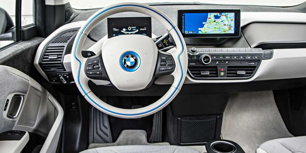 ANNERLEDES: Noen kjente BMW-detaljer finnes, men ellers skiller førermiljøet seg fra de fleste andre biler. Men vi liker det. FOTO: BMW ANNERLEDES: Noen kjente BMW-detaljer finnes, men ellers skiller førermiljøet seg fra de fleste andre biler. Men vi liker det. FOTO: BMW