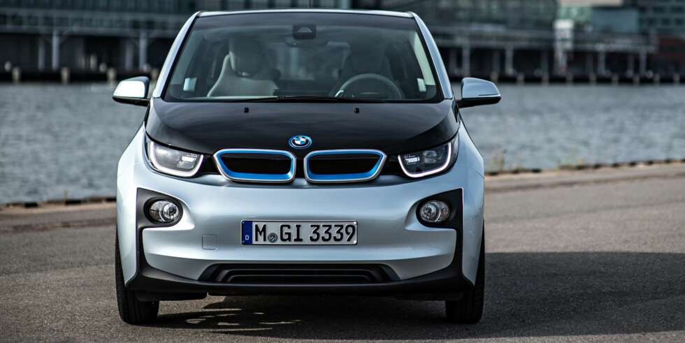 SKEPTISK: Når vi ser på sykkelhjulene (155/70 R19) den står på, er det lett å bli skeptisk. Men med tanke på de smale hjulene holder den sporet forbløffende godt også når man drar på litt. FOTO: Uwe Fischer SKEPTISK: Når vi ser på sykkelhjulene (155/70 R19) den står på, er det lett å bli skeptisk. Men med tanke på de smale hjulene holder den sporet forbløffende godt også når man drar på litt. FOTO: Uwe Fischer