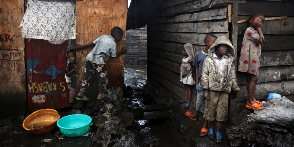 Noen barn leker på tørket lava i utkanten av Goma. Lavaen stammer fra vulkanen Nyiragongos siste utbrudd i 2002. Noen barn leker på tørket lava i utkanten av Goma. Lavaen stammer fra vulkanen Nyiragongos siste utbrudd i 2002.