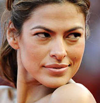 SER TRØTT UT: Selv kjendisene sliter med poser under øynene. Her er Eva Mendes på den røde løperen - med tydelige hovne øyne. SER TRØTT UT: Selv kjendisene sliter med poser under øynene. Her er Eva Mendes på den røde løperen - med tydelige hovne øyne.