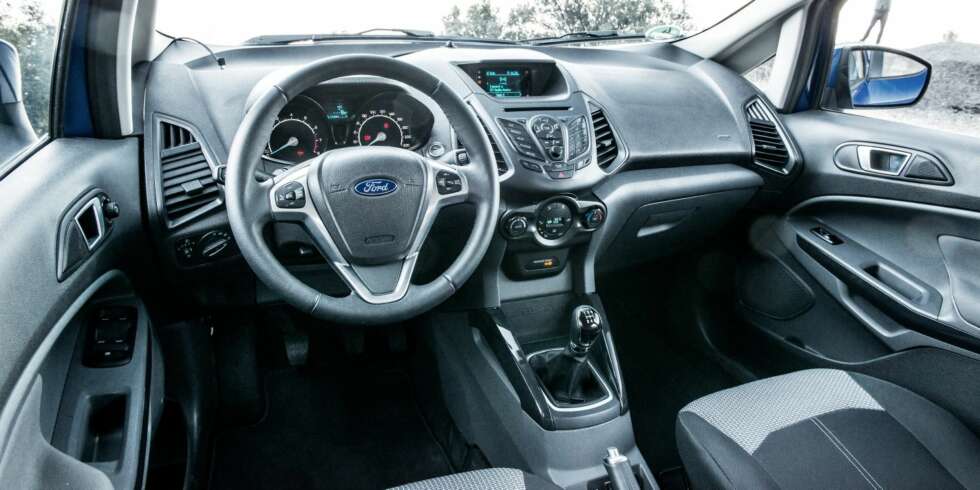 LIVET PÅ INNSIDEN: Multifunksjonsrattet er lærtrukket. Instrumentene ser litt flate ut, men er klare og enkle å lese. Ford sverger fortsatt til et enkelt, billig og lite display på toppen av konsollen med rotete knappeoppsett. Plasten i dashbordet ser og føles billig ut. Oppgradert fra Brasil-bil, men ikke mye. FOTO: Ford LIVET PÅ INNSIDEN: Multifunksjonsrattet er lærtrukket. Instrumentene ser litt flate ut, men er klare og enkle å lese. Ford sverger fortsatt til et enkelt, billig og lite display på toppen av konsollen med rotete knappeoppsett. Plasten i dashbordet ser og føles billig ut. Oppgradert fra Brasil-bil, men ikke mye. FOTO: Ford