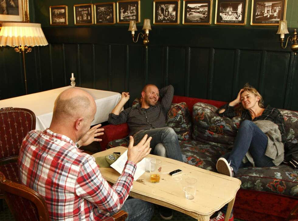 Etter prøveforestillingen får Bård tilbakemeldinger av vennene og kollegene Lars Hognestad og Stina Greaker. Etter prøveforestillingen får Bård tilbakemeldinger av vennene og kollegene Lars Hognestad og Stina Greaker.