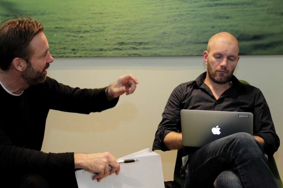 - Bård er ekstremt lite sart og sår. Han tar aldri kritikken personlig. Vi ønsker å få det helt perfekt, sier Thomas Giertsen. - Bård er ekstremt lite sart og sår. Han tar aldri kritikken personlig. Vi ønsker å få det helt perfekt, sier Thomas Giertsen.