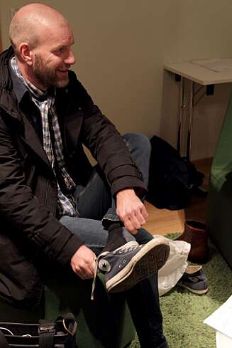 - Thomas ba meg skifte til Converse. Jeg hadde noen kule, brune skinnstøvler, men da ville publikum ikke sett annet, gliser Bård. - Thomas ba meg skifte til Converse. Jeg hadde noen kule, brune skinnstøvler, men da ville publikum ikke sett annet, gliser Bård.