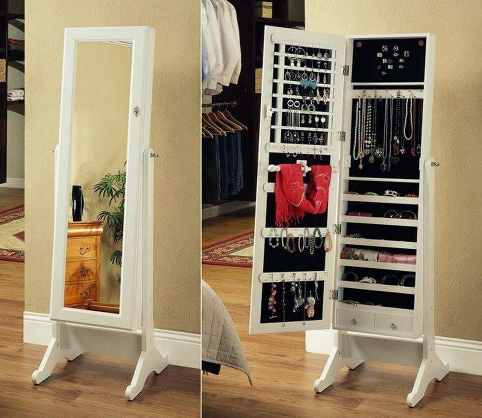SMYKKESKAP: På Ebay kan man finne disse skapene, som i tillegg til å fungere som et speil, kan oppbevare alle smykkene du eier og har - på det mest perfekte stedet, nemlig inne i speilet. SMYKKESKAP: På Ebay kan man finne disse skapene, som i tillegg til å fungere som et speil, kan oppbevare alle smykkene du eier og har - på det mest perfekte stedet, nemlig inne i speilet.