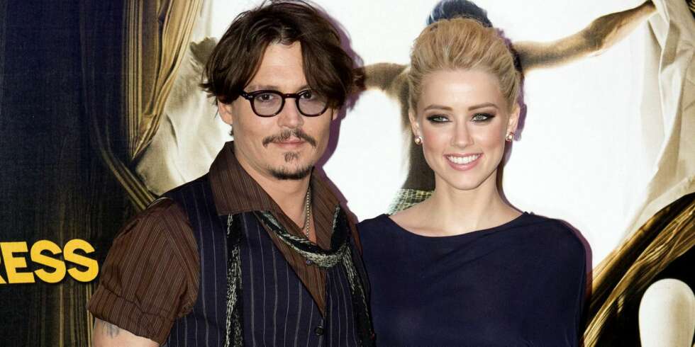 LYKKELIGE: Superstjernen Johnny Depp har forlovet seg med unge Amber Heard. Bryllupet skal være en intim seremoni på hans private øy i Bahamas. LYKKELIGE: Superstjernen Johnny Depp har forlovet seg med unge Amber Heard. Bryllupet skal være en intim seremoni på hans private øy i Bahamas.