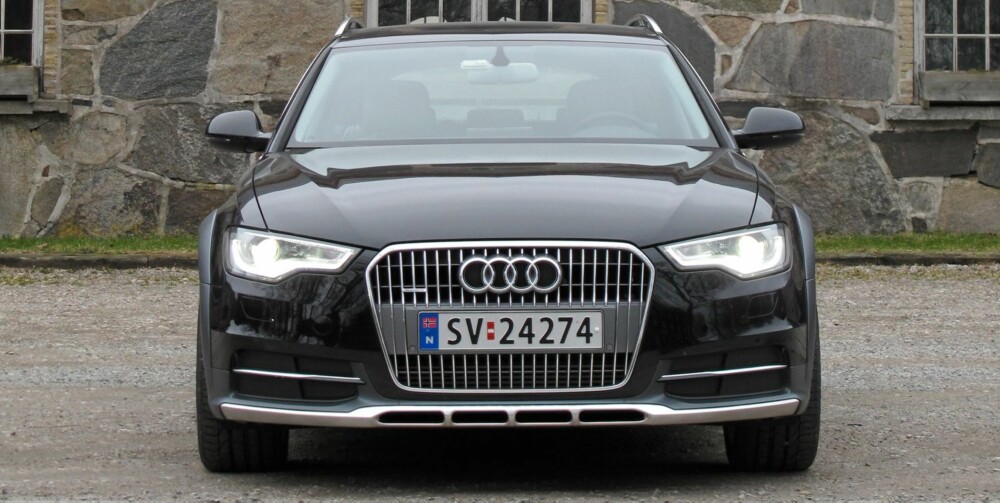 SIGNAL-SENDER: Audi A6 Allroad har en grill med vertikale lameller, mens en vanlig A6 har horisontale. Også den blanke skliplata skiller Allroad fra normalutgaven. Det vises at du har kjøpt noe ekstra. Det er viktig for noen. FOTO: Øyvind Jakobsen SIGNAL-SENDER: Audi A6 Allroad har en grill med vertikale lameller, mens en vanlig A6 har horisontale. Også den blanke skliplata skiller Allroad fra normalutgaven. Det vises at du har kjøpt noe ekstra. Det er viktig for noen. FOTO: Øyvind Jakobsen