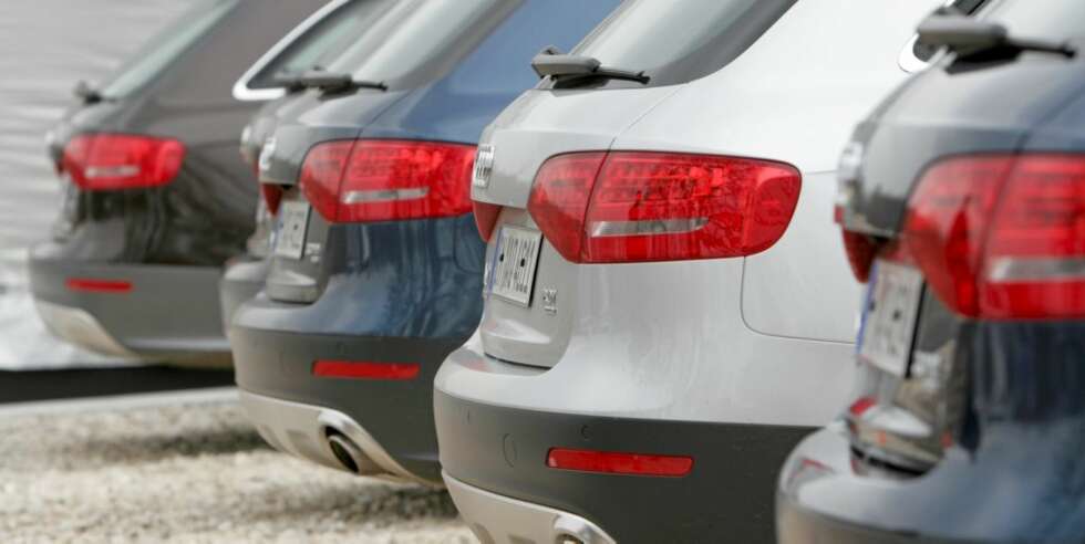 RUND I KANTENE: Hekken er også såpass avrundet på sidene at de plastlistdekorerte hjulbuene trer tydelig fram sett rett bakfra. RUND I KANTENE: Hekken er også såpass avrundet på sidene at de plastlistdekorerte hjulbuene trer tydelig fram sett rett bakfra.
