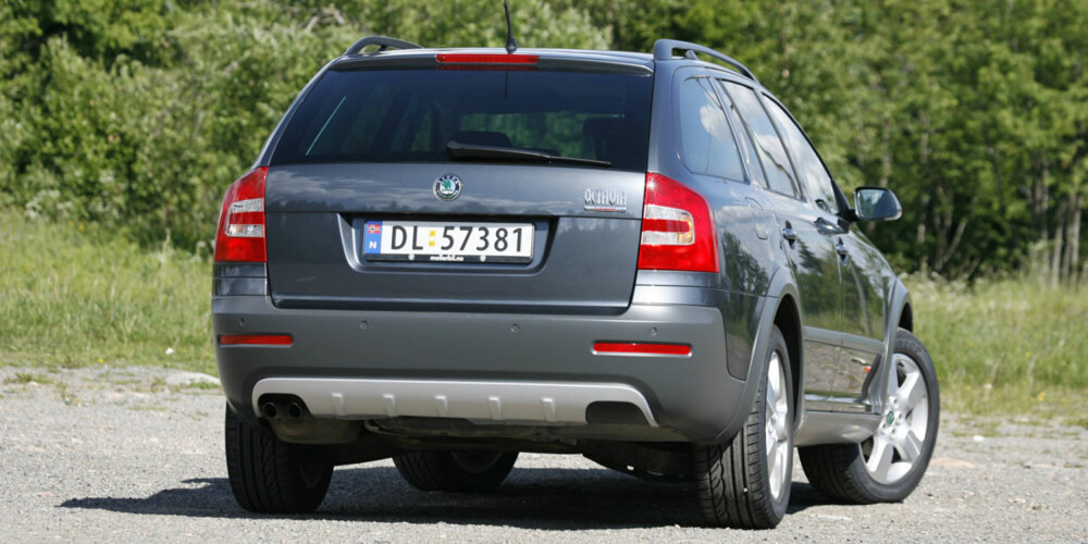 SKODA OCTAVIA SCOUT: Med bakkeklaring på 18 cm er dette en real SUV-erstatning. SKODA OCTAVIA SCOUT: Med bakkeklaring på 18 cm er dette en real SUV-erstatning.