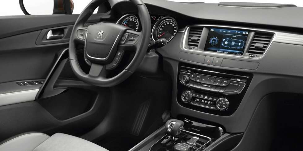 MODERNE: Interiøret er lekkert. Setene er i delskinn, og har ekstra lårstøtte. Foto: Peugeot MODERNE: Interiøret er lekkert. Setene er i delskinn, og har ekstra lårstøtte. Foto: Peugeot