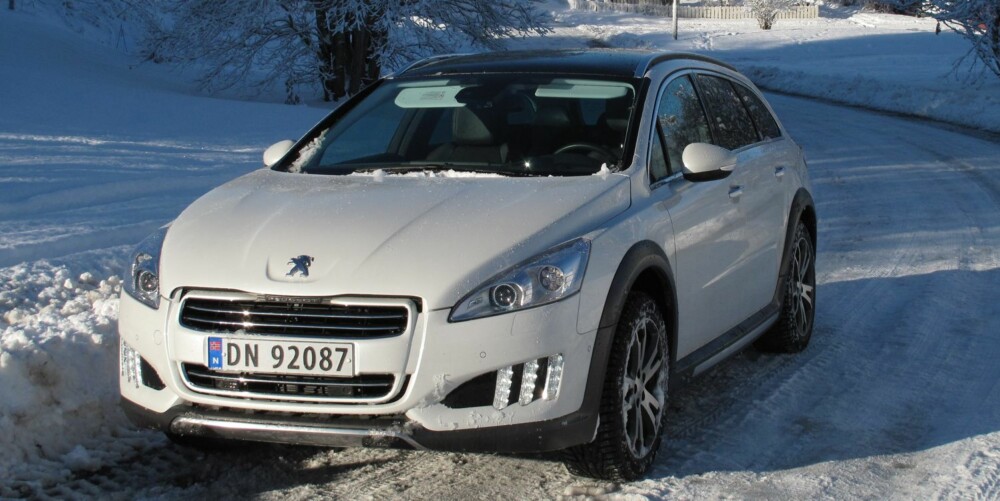 SER RÅBRA: Vi synes Peugeot har lyktes svært godt med designjobben. 508 RXH har pondus og ser dyr ut. FOTO: Øyvind Jakobsen SER RÅBRA: Vi synes Peugeot har lyktes svært godt med designjobben. 508 RXH har pondus og ser dyr ut. FOTO: Øyvind Jakobsen