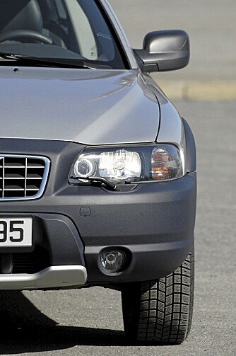 Volvo XC70 er en bra mellomting av SUV og stasjonsvogn. Volvo XC70 er en bra mellomting av SUV og stasjonsvogn.