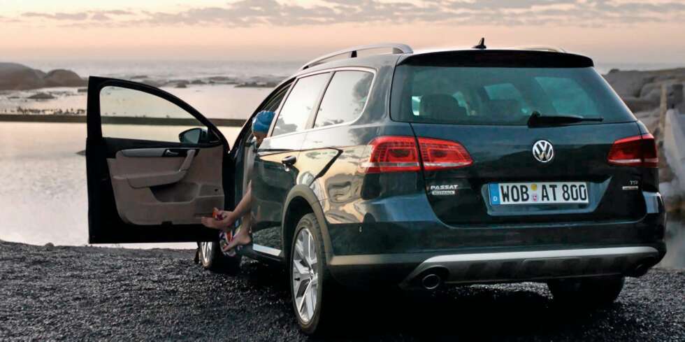 POPULÆR: Nordmenn liker biler med firehjulstrekk og høy bakkeklaring. Når man nå kan få denne kombinasjonen på Norges nest mest solgte bil, er det mye som tyder på at VW Passat Alltrack er den ultimate bilen for svært mange nordmenn. FOTO: VW POPULÆR: Nordmenn liker biler med firehjulstrekk og høy bakkeklaring. Når man nå kan få denne kombinasjonen på Norges nest mest solgte bil, er det mye som tyder på at VW Passat Alltrack er den ultimate bilen for svært mange nordmenn. FOTO: VW