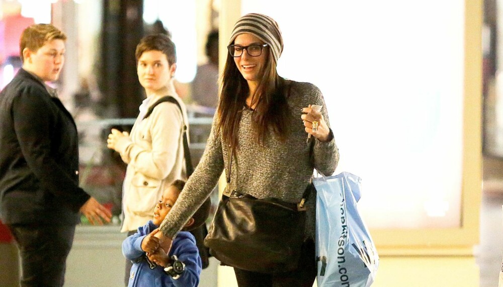 Hånd i hånd: Sandra Bullock smilte fra øre til øre da hun tok med sønnen Louis på shopping til Westfield Century City Mall i Los Angeles. Deretter gikk de på kino. Hånd i hånd: Sandra Bullock smilte fra øre til øre da hun tok med sønnen Louis på shopping til Westfield Century City Mall i Los Angeles. Deretter gikk de på kino.
