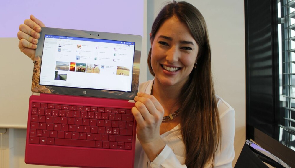 LAST OPP: Anne Jensen i Windows-teamet i Microsoft håper flere tar i bruk muligheten for automatisk opplasting av bilder i OneDrive. Her med OneDrive-appen på Windows 8 i Modern UI-drakt. LAST OPP: Anne Jensen i Windows-teamet i Microsoft håper flere tar i bruk muligheten for automatisk opplasting av bilder i OneDrive. Her med OneDrive-appen på Windows 8 i Modern UI-drakt.