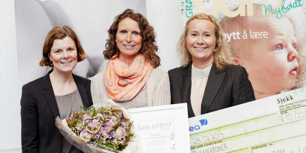 ÅRETS JORDMOR 2012: Markedssjef i Libero, Hedda Frivold, Årets jordmor 2012, Gunvor Tungesvik Langseth, og redaktør i BAM, Monica Eriksen, under tildelingen på Bærum sykehus. ÅRETS JORDMOR 2012: Markedssjef i Libero, Hedda Frivold, Årets jordmor 2012, Gunvor Tungesvik Langseth, og redaktør i BAM, Monica Eriksen, under tildelingen på Bærum sykehus.