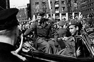 Hjemkomst: Til tross for at kronprins Olav var norsk forsvarssjef, spilte han en beskjeden rolle under frigjøringen av Norge. Men det var folkefest da han vendte hjem 13. mars. Livvakten er løytnant Max Manus. Hjemkomst: Til tross for at kronprins Olav var norsk forsvarssjef, spilte han en beskjeden rolle under frigjøringen av Norge. Men det var folkefest da han vendte hjem 13. mars. Livvakten er løytnant Max Manus.