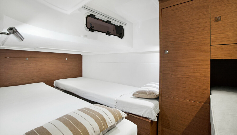PLASS FOR TRE: Akterkabinen nyter godt av takhøyden, som riktignok stjeler noe plass i cockpit. God sofa, bra skapplass og tre soveplasser er ikke verst (Foto: Jeanneau). PLASS FOR TRE: Akterkabinen nyter godt av takhøyden, som riktignok stjeler noe plass i cockpit. God sofa, bra skapplass og tre soveplasser er ikke verst (Foto: Jeanneau).