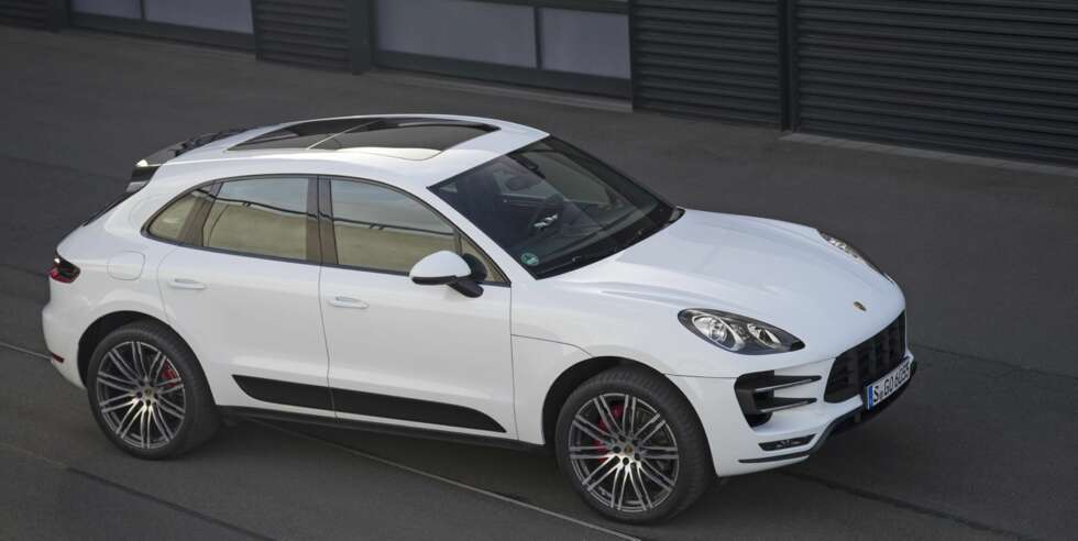 RÅSTERK: Turbo-modellen har 400 hk og går som et uvær. Det bjeffer, spraker og sparker ved girskift når Sport +-tasten er trykt inn. Hovedformene skal minne om 911, og sidepanelet kan selvsagt fås i ekte karbonfiber. FOTO: Porsche RÅSTERK: Turbo-modellen har 400 hk og går som et uvær. Det bjeffer, spraker og sparker ved girskift når Sport +-tasten er trykt inn. Hovedformene skal minne om 911, og sidepanelet kan selvsagt fås i ekte karbonfiber. FOTO: Porsche