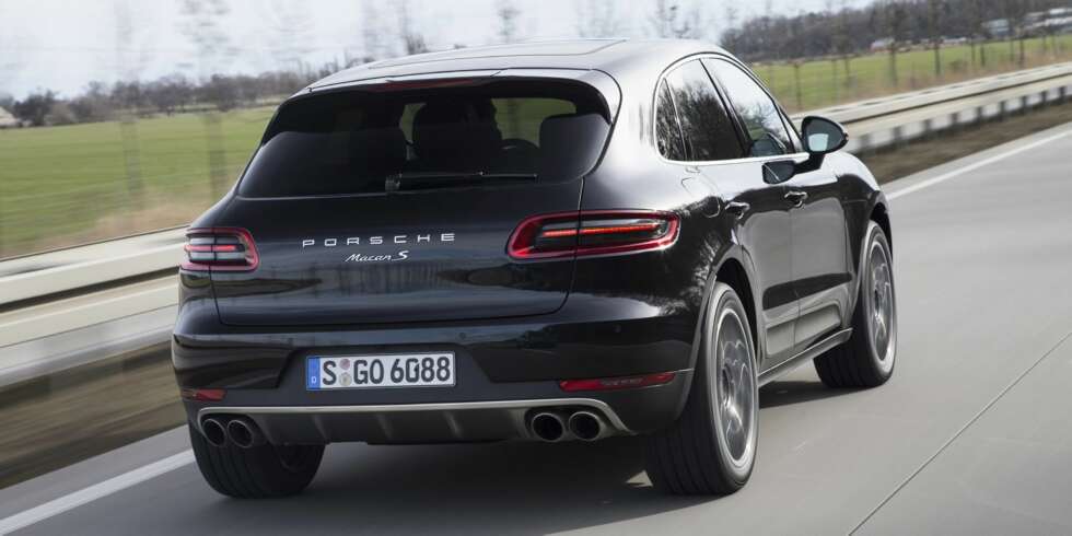 KJENNETEGN: Porsche Macan har ekstra store og brede hjul bak. Takbuen faller mot hekken. På typisk sportsbilvis smalner kupeen kraftig av oppover mot taket. FOTO: Porsche KJENNETEGN: Porsche Macan har ekstra store og brede hjul bak. Takbuen faller mot hekken. På typisk sportsbilvis smalner kupeen kraftig av oppover mot taket. FOTO: Porsche