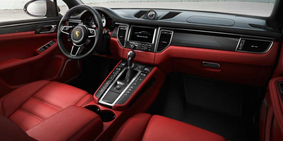 DITT VALG: Om du digger knallrødt skinninteriør, så får du det også. Det er bare å betale ekstra. Det er veldig mange taster rundt føreren. FOTO: Porsche DITT VALG: Om du digger knallrødt skinninteriør, så får du det også. Det er bare å betale ekstra. Det er veldig mange taster rundt føreren. FOTO: Porsche
