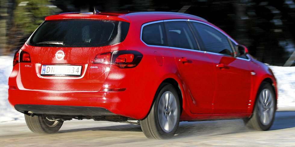 FIN BIL: Opel Astra stasjonsvogn har god innvendig plass og fine kjøreegenskaper, men en litt umoderne dieselmotor. FIN BIL: Opel Astra stasjonsvogn har god innvendig plass og fine kjøreegenskaper, men en litt umoderne dieselmotor.