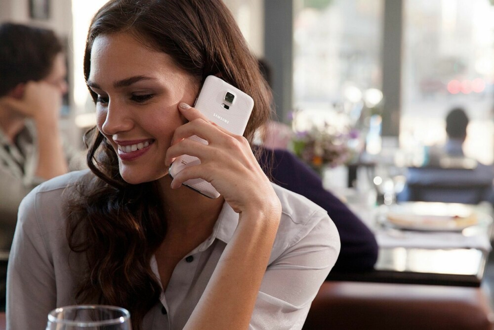 GLAM: Samsung Galaxy S5 er laget med enkle materialer, men har fått et design med en viss glam-faktor. GLAM: Samsung Galaxy S5 er laget med enkle materialer, men har fått et design med en viss glam-faktor.