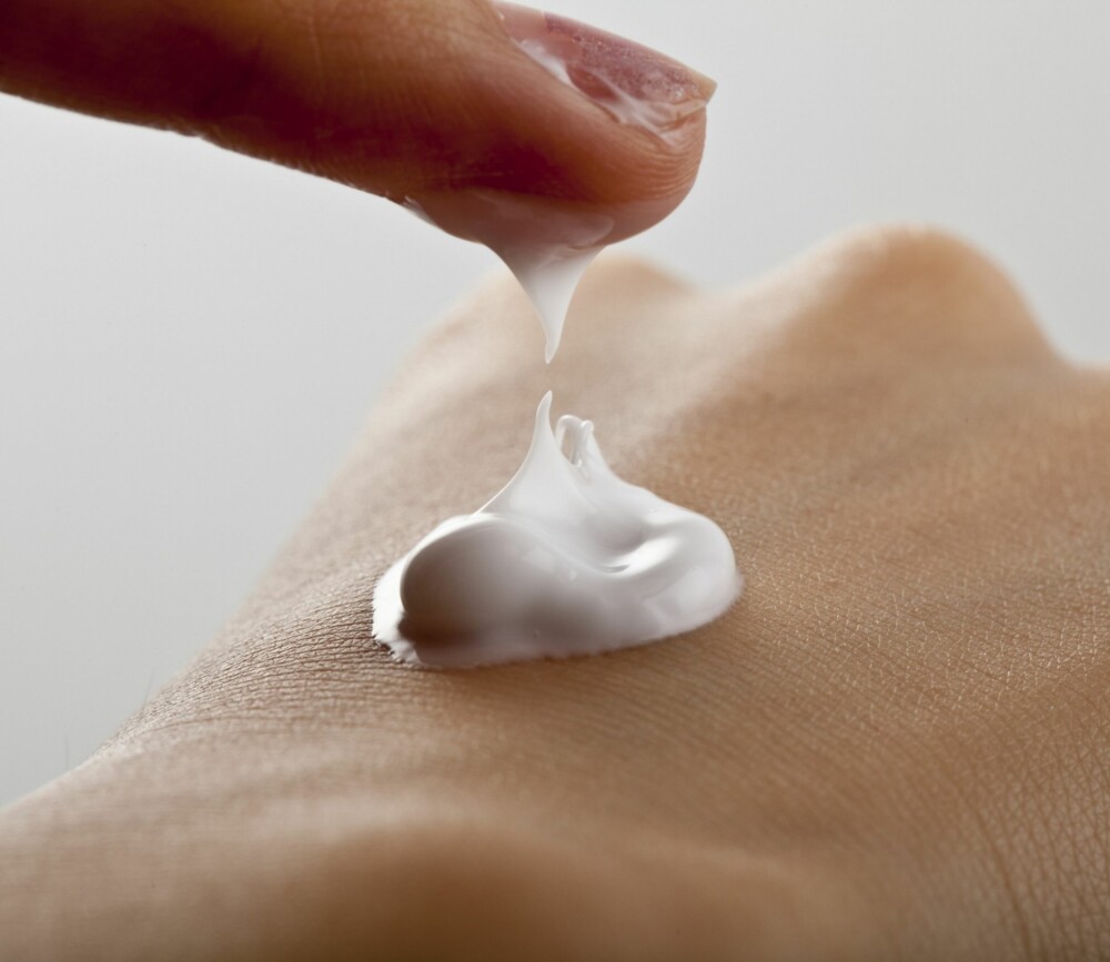 EKSFOLIER: En god peeling som eksfolierer huden og fjerner de døde hudcellene fra hånd og rundt neglen, er livreddende for tørre hender og flisete negler nå på vinteren. EKSFOLIER: En god peeling som eksfolierer huden og fjerner de døde hudcellene fra hånd og rundt neglen, er livreddende for tørre hender og flisete negler nå på vinteren.