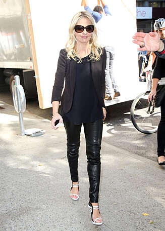 HELT PÅ 90-TALLET: Sarah Michelle Gellar og de røde skinnbuksene hennes ble et varemerke på 90-tallet. Nå er Gellar igjen å se med trange skinnbukser, denne gangen et par sorte. HELT PÅ 90-TALLET: Sarah Michelle Gellar og de røde skinnbuksene hennes ble et varemerke på 90-tallet. Nå er Gellar igjen å se med trange skinnbukser, denne gangen et par sorte.