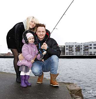 SYDLIG: Den lille familien har bosatt seg på Lindesnes. I bakgrunnen ser du Lindesnes Havhotell hvor Johan jobber som event manager. SYDLIG: Den lille familien har bosatt seg på Lindesnes. I bakgrunnen ser du Lindesnes Havhotell hvor Johan jobber som event manager.