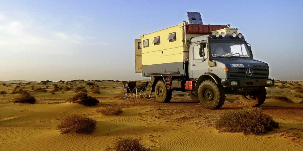 ØRKEN-STOPP: En liten rast i et ørkenområde i Oman. FOTO: Daimler AG ØRKEN-STOPP: En liten rast i et ørkenområde i Oman. FOTO: Daimler AG