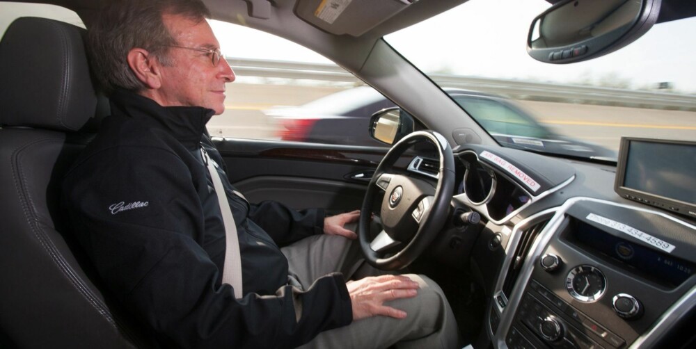 CADILLAC SUPER CRUISE: Motorveier vil bli de første veiene hvor autonomi blir mulig, siden trafikk går i én retning. Super Cruise kalles systemet i Cadillac som har kontroll over styring og fart CADILLAC SUPER CRUISE: Motorveier vil bli de første veiene hvor autonomi blir mulig, siden trafikk går i én retning. Super Cruise kalles systemet i Cadillac som har kontroll over styring og fart
