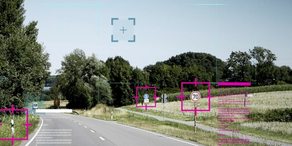 SCANNER OMGIVELSENE: S-klassens radarer og kameraer skanner omgivelsene, og genererer 300 GB med data i timen. Ut fra dette kjenner programmene igjen objekter og deres avstand, retning og fart. Bilen vet hvor den er fordi ruta er grundig kartlagt. SCANNER OMGIVELSENE: S-klassens radarer og kameraer skanner omgivelsene, og genererer 300 GB med data i timen. Ut fra dette kjenner programmene igjen objekter og deres avstand, retning og fart. Bilen vet hvor den er fordi ruta er grundig kartlagt.