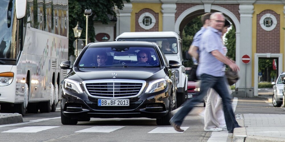 FLERE SVAKHETER: Systemet er ikke bra på sosial samhandling; hvis det oppdager en fotgjenger ved et kryss, stopper bilen. Vinker forgjengeren bilen forbi, blir den stående. FLERE SVAKHETER: Systemet er ikke bra på sosial samhandling; hvis det oppdager en fotgjenger ved et kryss, stopper bilen. Vinker forgjengeren bilen forbi, blir den stående.