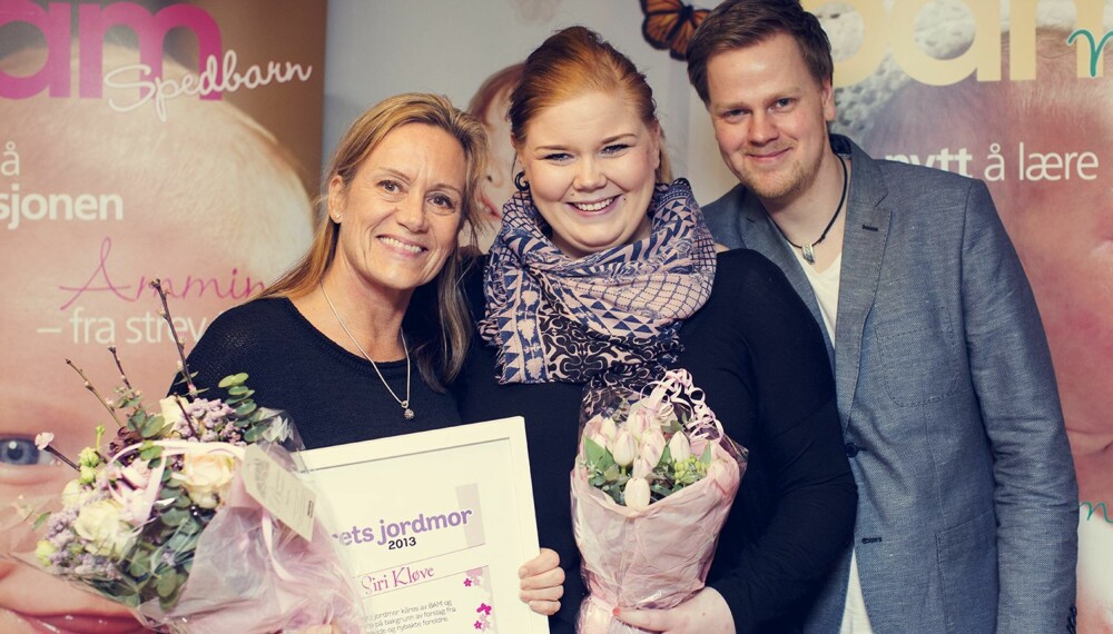 FORSLAGSSTILLERE: Anniken Thuve Simonsen (i midten) ble rammet av akutt hjertestans for fire år siden. I november ble hun og forloveden Bengt Kenneth Ivarsson foreldre til Aksel (3,5 md.). De nominerte Siri Kløve til Årets jordmor 2013 etter kyndig hjelp gjennom svangerskapet. FORSLAGSSTILLERE: Anniken Thuve Simonsen (i midten) ble rammet av akutt hjertestans for fire år siden. I november ble hun og forloveden Bengt Kenneth Ivarsson foreldre til Aksel (3,5 md.). De nominerte Siri Kløve til Årets jordmor 2013 etter kyndig hjelp gjennom svangerskapet.