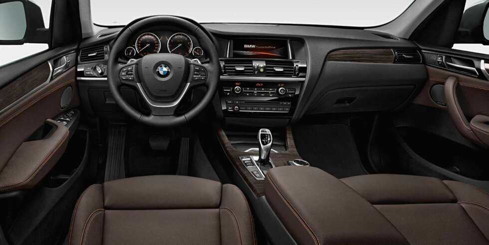 PÅKOSTET: Ifølge BMW skal nye materialer og enkelte endringer i midtkonsollen øke statusbilføleslen innvendig. FOTO: BMW PÅKOSTET: Ifølge BMW skal nye materialer og enkelte endringer i midtkonsollen øke statusbilføleslen innvendig. FOTO: BMW