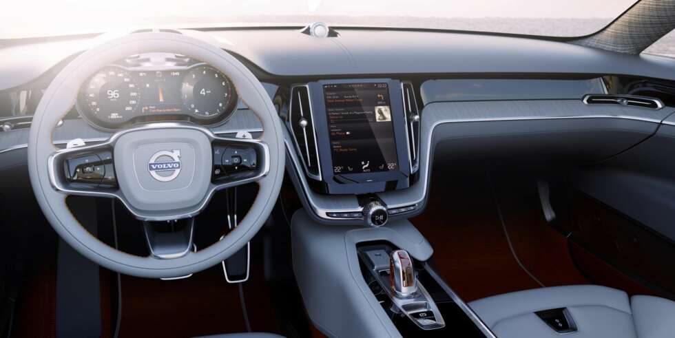 BRETTLØSNING: Knappemylder erstattes av en stor berøringsskjerm. Løsningen minner om den man finner i Tesla Model S. FOTO: Volvo BRETTLØSNING: Knappemylder erstattes av en stor berøringsskjerm. Løsningen minner om den man finner i Tesla Model S. FOTO: Volvo