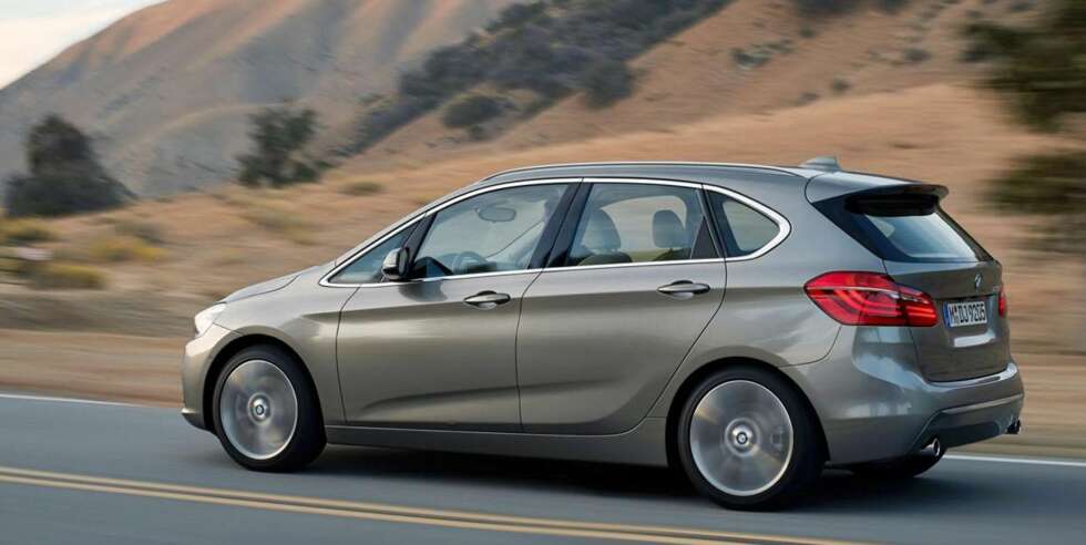 TREKKER FORAN: BMW 2-serie Active Tourer har framhjulsdrift. Likevel lover BMW kjøreegenskaper i toppklasse. TREKKER FORAN: BMW 2-serie Active Tourer har framhjulsdrift. Likevel lover BMW kjøreegenskaper i toppklasse.