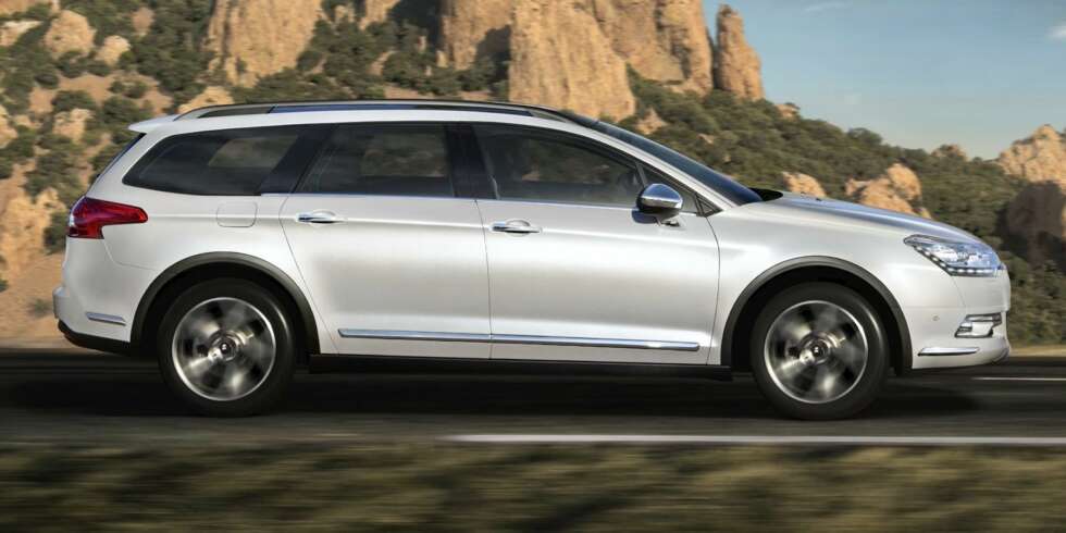 HYTTEKLAR: Citroën C5 CrossTourer har noe høyere bakkeklaring og mer utvendig pynt enn den vanlige versjonen av C5 stasjonsvogn. FOTO: Jerome Lejeune HYTTEKLAR: Citroën C5 CrossTourer har noe høyere bakkeklaring og mer utvendig pynt enn den vanlige versjonen av C5 stasjonsvogn. FOTO: Jerome Lejeune