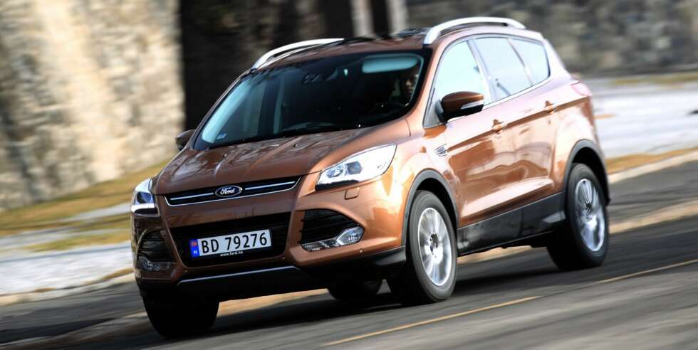 SUV-OPPSKRIFT: Ford Kuga følger malen for hvordan en SUV skal se ut: Mer bakkeklaring, plastdeksler nede på bilen og rundt hjulene, ""skliplater"" under. FOTO: Egil Nordlien, HM Foto SUV-OPPSKRIFT: Ford Kuga følger malen for hvordan en SUV skal se ut: Mer bakkeklaring, plastdeksler nede på bilen og rundt hjulene, ""skliplater"" under. FOTO: Egil Nordlien, HM Foto
