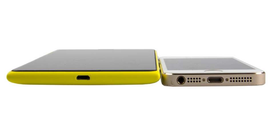 STOR: Lumia 1520 er en stor mobil, men likevel bare marginalt tykkere enn storselgeren iPhone 5S. STOR: Lumia 1520 er en stor mobil, men likevel bare marginalt tykkere enn storselgeren iPhone 5S.