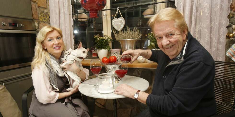 Skeptisk: Når gubben plukker vekk grønsakene fra middagstallerkenen, kan et glass grønnsaksjuice være løsningen, foreslår Marianne. Her med chihuahuaen Bambi. Skeptisk: Når gubben plukker vekk grønsakene fra middagstallerkenen, kan et glass grønnsaksjuice være løsningen, foreslår Marianne. Her med chihuahuaen Bambi.