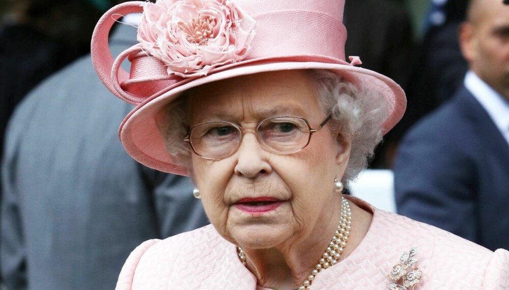 Ikke begeistret: Dronning Elizabeth er ikke begeistret for at hertuginnen
stadig bruker korte kjoler, som går over knærne. Ikke begeistret: Dronning Elizabeth er ikke begeistret for at hertuginnen
stadig bruker korte kjoler, som går over knærne.