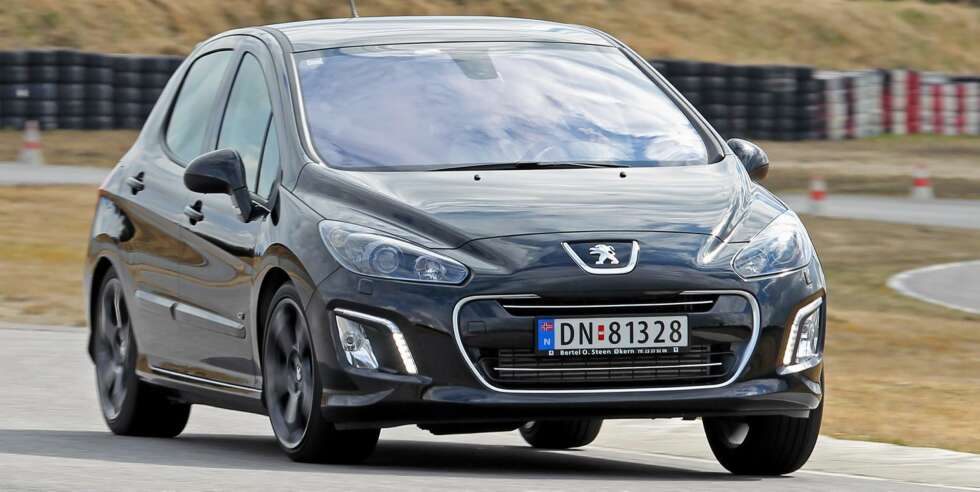 MORSOM FAMILIEBIL: Peugeot 308 GTI er en sjelden fugl, men gir mye kjøreglede med sin 200 hk turbomotor. MORSOM FAMILIEBIL: Peugeot 308 GTI er en sjelden fugl, men gir mye kjøreglede med sin 200 hk turbomotor.