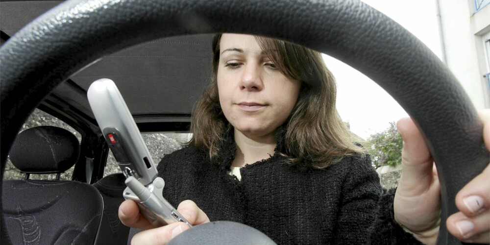 VERSTING: Å sende sms under kjøring er selve verstingen når det gjelder å miste fokus på trafikken. Illustrasjonsfoto: Colourbox.no VERSTING: Å sende sms under kjøring er selve verstingen når det gjelder å miste fokus på trafikken. Illustrasjonsfoto: Colourbox.no