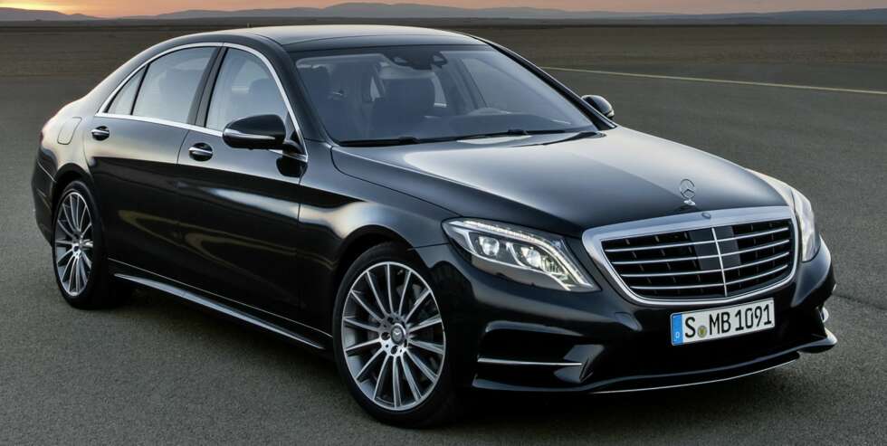 PONDUS: Den nye Mercedes S-klasse er stor, og fronten har den pondusen man forventer når en snakker om Mercedes' nye flaggskip. Alle lykter bruker LED-teknologi, og bare det. FOTO: Mercedes-Benz PONDUS: Den nye Mercedes S-klasse er stor, og fronten har den pondusen man forventer når en snakker om Mercedes' nye flaggskip. Alle lykter bruker LED-teknologi, og bare det. FOTO: Mercedes-Benz