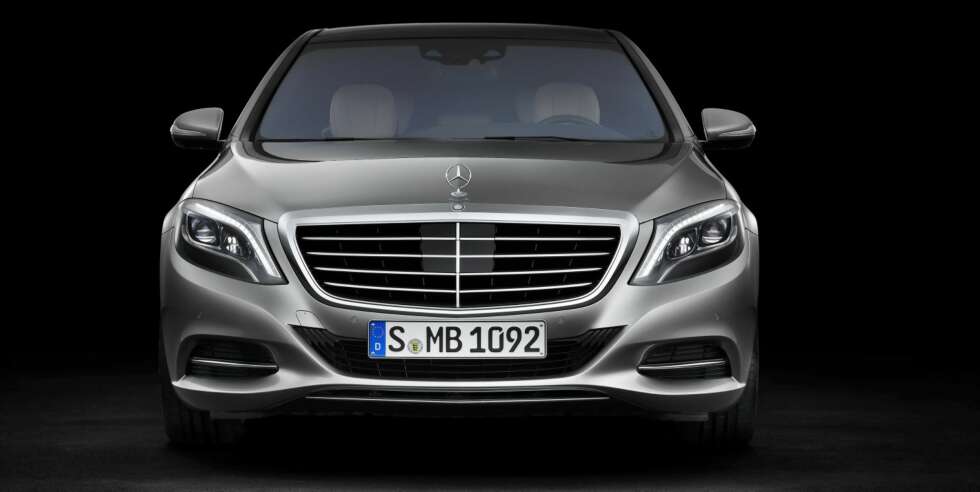 SIKKERHET: Mercedes S-klasse har et av bilverdenens mest avanserte sikkerhetssystemer. Intelligent drive består av et sett av nyutviklet eller forbedret sikkerhetselektronikk som ved hjelp av forbedret sensorikk og økt datakraft snakker bedre med hverandre. For eksempel ""ser"" et stereokamera ujevnheter i veien, og understellet forberedes på dem før hjulene treffer dem. Det skal være godt for både komfort og sikkerhet. FOTO: Mercedes-Benz SIKKERHET: Mercedes S-klasse har et av bilverdenens mest avanserte sikkerhetssystemer. Intelligent drive består av et sett av nyutviklet eller forbedret sikkerhetselektronikk som ved hjelp av forbedret sensorikk og økt datakraft snakker bedre med hverandre. For eksempel ""ser"" et stereokamera ujevnheter i veien, og understellet forberedes på dem før hjulene treffer dem. Det skal være godt for både komfort og sikkerhet. FOTO: Mercedes-Benz