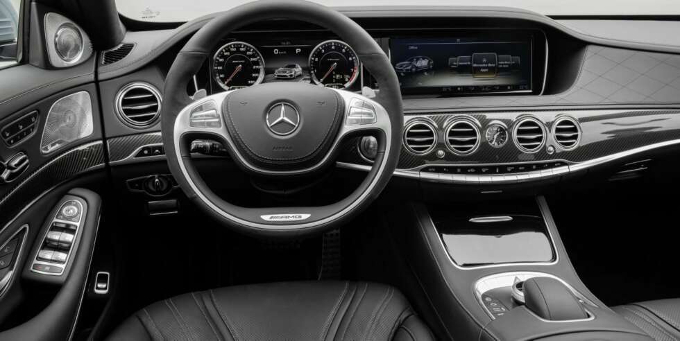 DASHBORD: S63 har COMAND Online med doble 12,3-tommers fargeskjermer til 3D-kart, WLAN for nettet, 10 GB musikk, DVD, iPod-greier og mer. DASHBORD: S63 har COMAND Online med doble 12,3-tommers fargeskjermer til 3D-kart, WLAN for nettet, 10 GB musikk, DVD, iPod-greier og mer.